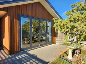 Equestrian View - Gorgeous Cozy Bungalow Shotover